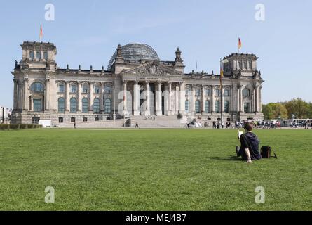 (180423) -- BERLIN, 23 avril 2018 (Xinhua) -- un homme lit un livre en face du bâtiment du Reichstag à Berlin, Allemagne, le 19 avril 2018. L'Organisation des Nations Unies pour l'éducation, la science et la culture (UNESCO) désigné le 23 avril comme Journée mondiale du livre en 1995 pour rendre hommage au livre et à ses auteurs et d'encourager les gens à découvrir le plaisir de la lecture. (Xinhua/Shan Yuqi)(zcc) Banque D'Images