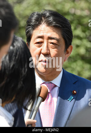 Tokyo, Japon. Apr 21, 2008. Au retour d'entretiens avec le président américain Donald Trump en Floride, le Premier ministre japonais Shinzo Abe et son épouse Akie l'hôte d'une partie d'affichage des cerisiers au Jardin National de Shinjuku Gyoen au coeur de Tokyo le Samedi, Avril 21, 2018. Quelque 17 000 personnes de divers domaines, y compris le sport, culture et divertissement, ont été invités à la réunion annuelle. Credit : Natsuki Sakai/AFLO/Alamy Live News Banque D'Images