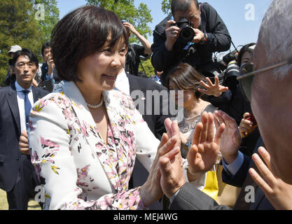 Tokyo, Japon. Apr 21, 2008. Au retour d'entretiens avec le président américain Donald Trump en Floride, le Premier ministre japonais Shinzo Abe et son épouse Akie l'hôte d'une partie d'affichage des cerisiers au Jardin National de Shinjuku Gyoen au coeur de Tokyo le Samedi, Avril 21, 2018. Quelque 17 000 personnes de divers domaines, y compris le sport, culture et divertissement, ont été invités à la réunion annuelle. Credit : Natsuki Sakai/AFLO/Alamy Live News Banque D'Images