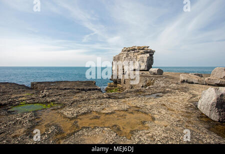 Une vue de Pulpit Rock à Portland Bill, Dorset, Angleterre Banque D'Images