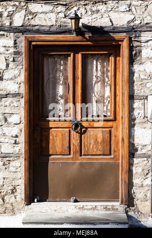 Belle porte dans le village d'Arnea, vue sur la rue, architecture de la Grèce, Balkans, Europe de l'est Banque D'Images