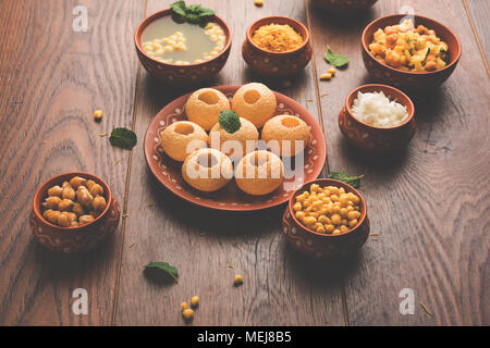 Pani Puri est un article de chat indien servi dans une assiette et des bols en terre cuite qui est un en-cas populaire de l'Inde Banque D'Images