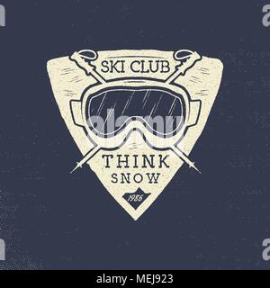 Ski Club patch design. Sports d'hiver d'un insigne, logotype en rétro style typographique. Stock vector isolated on grunge background Illustration de Vecteur