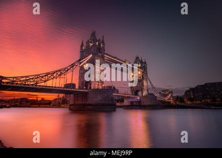Ondulation de coucher de soleil sur le Tower Bridge, Londres, Angleterre Banque D'Images