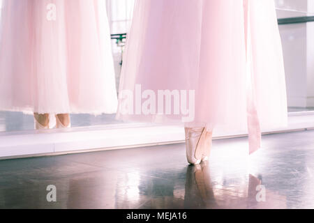 Ballerine pieds de pointes et aérée rose tutu jupe reflétée dans un miroir d'une salle de danse Banque D'Images