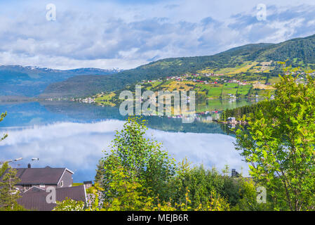 Lac Hafslovatnet, Hafslo, Norvège, vue sur le lac avec mise en miroir des paysages colorés, des villages et des prés dans l'eau Banque D'Images