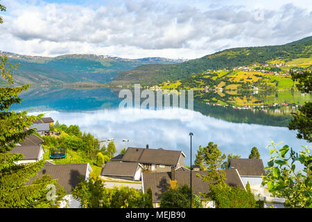 Lac Hafslovatnet, Hafslo, Norvège, vue sur le lac avec mise en miroir des paysages colorés, villages et prairies près de l'Lustrafjorden Banque D'Images