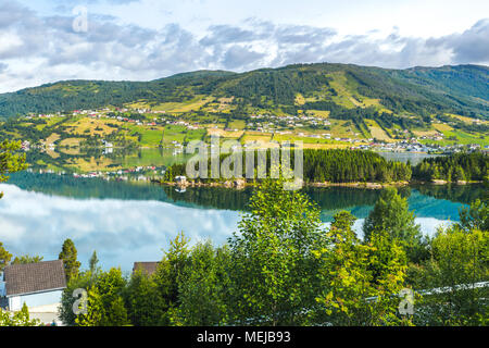 Lac Hafslovatnet, Hafslo, la Norvège, à l'image de paysage coloré, villages et prairies dans le lac, près de l'Lustrafjorden Banque D'Images