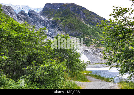 Supphellebreen glacier et la rivière de glace, une partie du Parc National de Jostedal, Norvège, près de Fjaerland paysage norvégien, dans les montagnes Banque D'Images