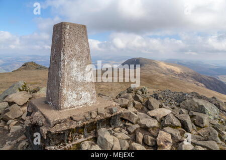 Une vue de l'trig point sur Cadair Idris au sommet de Mynydd Moel dans le Parc National de Snowdonia Banque D'Images