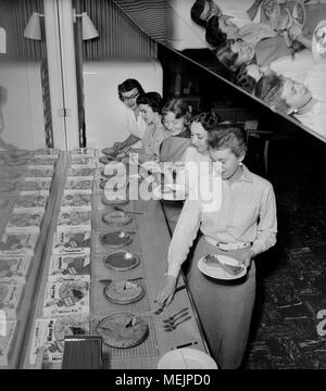 Cinq jeunes femmes sont sur le point de goûter quelques saveurs assorties de Simple Simon Pies, ca. 1957. Banque D'Images