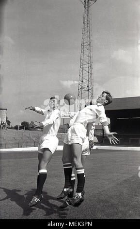 En 1964, Charlton Athletic FC, photo historique montrant Charlton joueurs de la Valley en sautant avec le ballon à porter leur nouveau kit de football. Entre 1964 et 1966, le Charlton smart tous les joueurs portaient un kit blanc rouge avec les épaules et la main et badge sowrd apparu sur la chemise. Banque D'Images