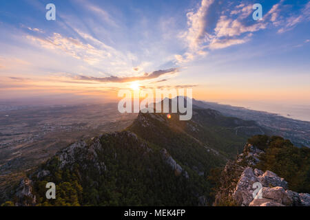 Incroyable coucher du soleil sur la chaîne de montagnes de Kyrenia, Chypre du Nord. Banque D'Images