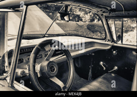 La HAVANE, CUBA- Dec 12, 2016 : noir et blanc ton de vieille voiture américaine à la Havane de l'intérieur Banque D'Images