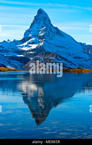 Le Cervin, le Mont Cervin, se reflète dans le lac Stellisee, Zermatt, Valais, Suisse Banque D'Images