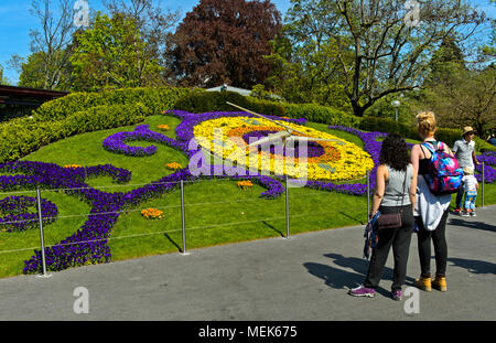 Les touristes sur l'horloge de fleurs, l'horloge fleurie, au parc Jardin Anglais, Genève, Suisse Banque D'Images