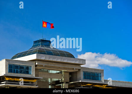 Drapeau national de la Mongolie avec le symbole national Soyombo sur l'édifice du Parlement à Sukhbaatar Square, Ulaanbaatar, Mongolie Banque D'Images