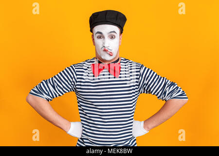 Man Mime stupide et drôle de visage at camera Banque D'Images