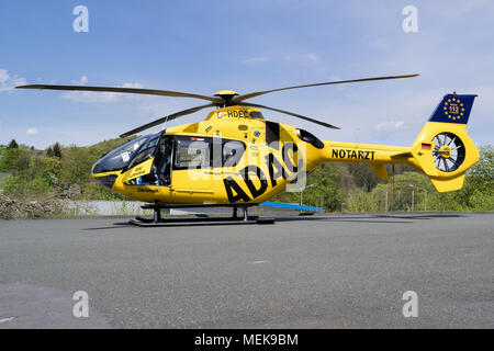 Hélicoptère de sauvetage ADAC Luftrettung D-HDEC Eurocopter EC-135 de type P2. Banque D'Images