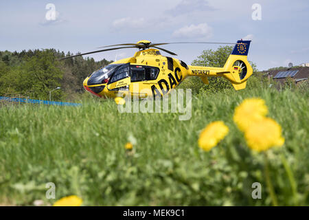 Hélicoptère de sauvetage ADAC Luftrettung D-HDEC Eurocopter EC-135 de type P2. Banque D'Images