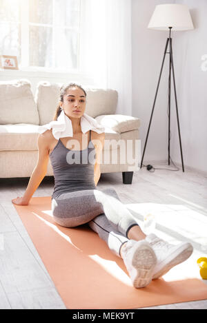 Femme agréable se reposant après les exercices du matin Banque D'Images