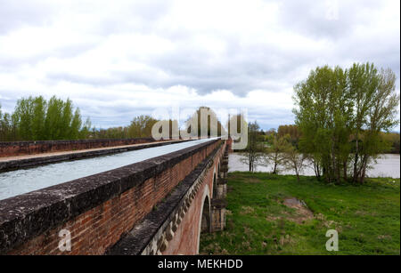 Canal de Garonne du Cacor à Moissac sur la rivière Tarn en France, construit entre 1842 et 1846 avec 356 m longueur Banque D'Images