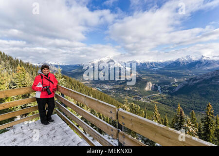 Une femme tenant une caméra sur un belvédère dans le parc national de Banff Banque D'Images