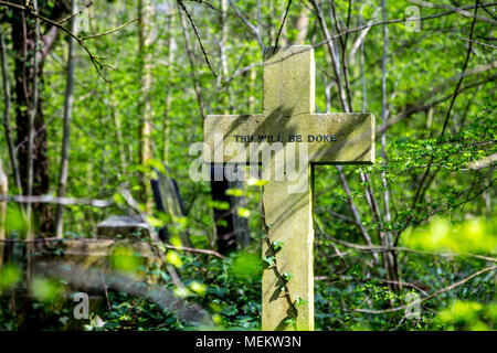 Une croix en disant "Que ta volonté soit faite' à Abney Park Cemetery, un des sept magnifiques cimetières de Londres, Royaume-Uni Banque D'Images