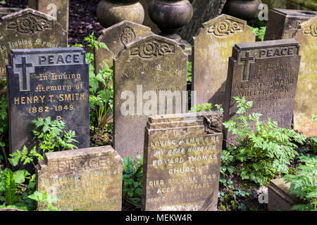 De nombreuses pierres tombales crapped ensemble et envahis par des plantes à Abney Park Cemetery, un des sept magnifiques cimetières de Londres, Royaume-Uni Banque D'Images