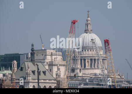 London UK. Avril 2018. Toits de Londres montrant le dôme de la Cathédrale St Paul, ainsi que des grues industrielles et bâtiments en construction. Ta photo Banque D'Images
