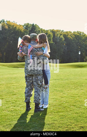 Soldat réunir avec sa famille à l'extérieur. Banque D'Images