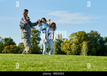 Soldat et sa famille s'amuser à l'extérieur. Banque D'Images