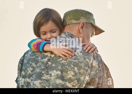 Petit enfant est très heureux son père est revenu de l'armée. Banque D'Images