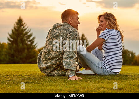 Réunion du soldat romantique et sa petite amie à l'extérieur. Banque D'Images