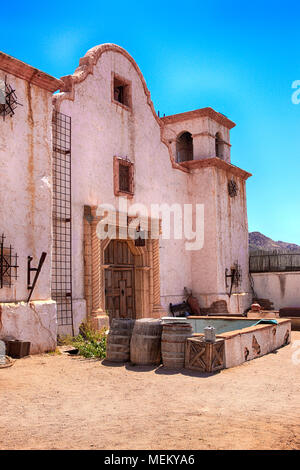 La vieille mission utilisé dans de nombreux films à l'ancien Tucson Film Studios amusement park en Arizona Banque D'Images