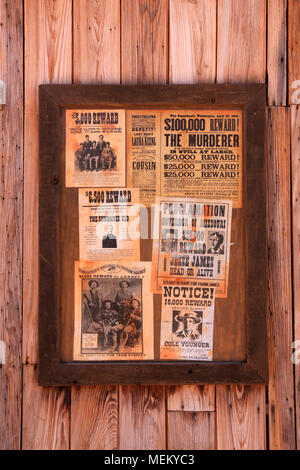 Des affiches à l'extérieur de la recherché du shérif à l'Old Tucson Studios film amusement park en Arizona Banque D'Images