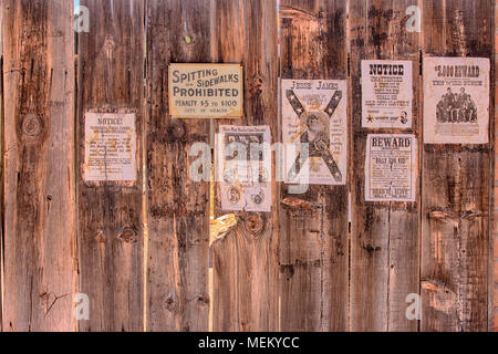 Des affiches à l'extérieur de la recherché du shérif à l'Old Tucson Studios film amusement park en Arizona Banque D'Images