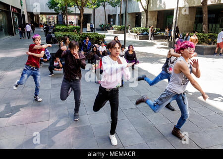 Mexico, hispanique, centre historique, Plaza Juarez, espace public urbain, garçons, garçons, enfants, filles, filles, adolescentes, adolescents, adolescents, adolescents Banque D'Images