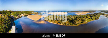 Nambucca Heads peu profonde qui traverse des dunes de sable et plages de côte de l'océan Pacifique près de la rivière Nambucca Heads où entre dans l'océan au large aerial Banque D'Images