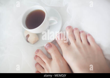 Belle Pédicure française sur un fond blanc. Banque D'Images