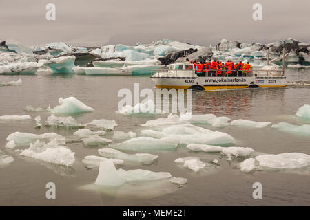 - 24 juillet : JOKULSARLON en véhicule amphibie de tourisme le 24 juillet 2010 in Jokulsarlon. Lagon jökulsárlón est le plus populaire, où le lac glacier gros morceau Banque D'Images