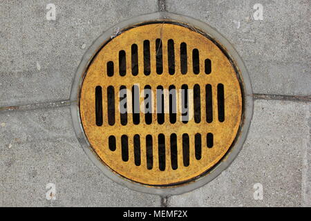 Couvercle de grille altérée pour une vidange d'eau sur un cimetière. Banque D'Images
