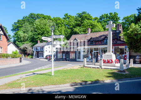 War Memorial dans centre village, Ringwood Road, Burley, Hampshire, Angleterre, Royaume-Uni Banque D'Images