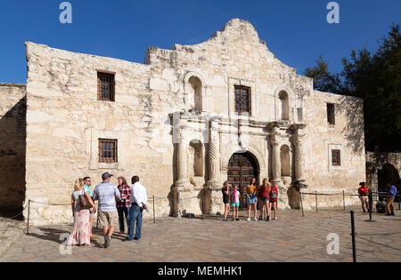 Les touristes à l'Alamo Texas Mission sur une journée de printemps ensoleillée en mars, l'Alamo, San Antonio, Texas, USA Banque D'Images