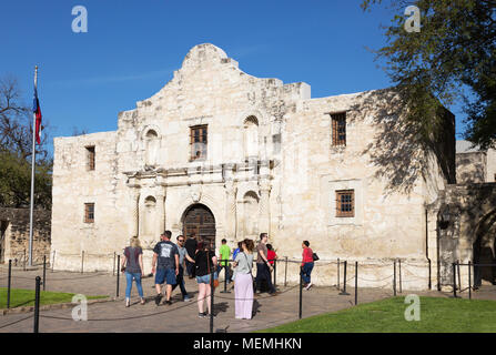 L'Alamo San Antonio au Texas - touristes à l'Alamo Mission sur une journée de printemps ensoleillée en mars, l'Alamo, San Antonio, Texas, USA Banque D'Images