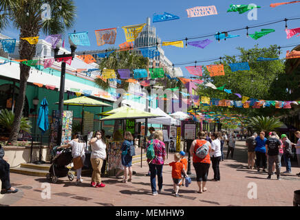 Marché USA - La population locale et les touristes, en place du marché historique, le centre-ville de San Antonio, Texas, USA Banque D'Images