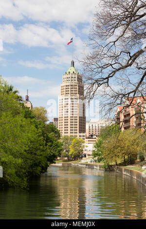 L'édifice de la tour et San Antonio River, le centre-ville de San Antonio, Texas USA Banque D'Images