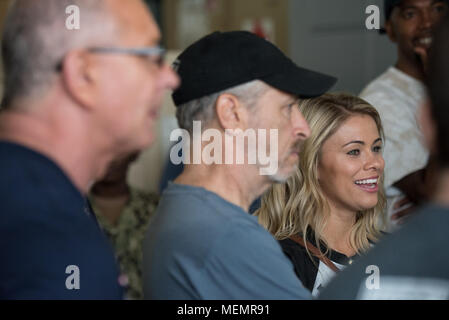 Chasseur professionnel Paige VanZant montres en tant que membres de la 374e Escadron de soutien médical afficher la façon dont ils reçoivent et l'étape pour les soldats blessés aux artistes visitant Yokota Air Base, Japon ; le premier arrêt de l'assemblée annuelle de l'USO Tour Vice-président, le 22 avril 2018. Le comédien Jon Stewart, de musique country Craig Morgan, célèbre chef Robert Irvine, combattants professionnels Max "béni" Holloway et Paige VanZant, Légende de la NBA et Richard "Rip" Hamilton va rejoindre le général Selva sur une tournée à travers le monde comme ils visitent les membres en service à l'étranger pour les remercier de leur service et sacrifice. (DoD Photo b Banque D'Images