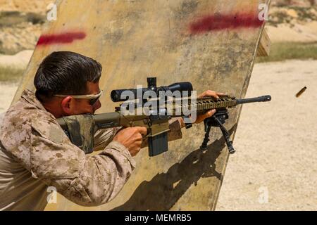 Jordanie (18 avril 2018) - un marin américain affecté au peloton de Sniper Scout, des armes, de l'entreprise Équipe de débarquement du bataillon, 2e Bataillon, 6e Régiment de Marines (BLT 2/6), 26e Marine Expeditionary Unit (MEU), les incendies sur des cibles au cours d'un exercice de tir de barricades dans le cadre du Lion à la hâte le Roi Abdullah II Centre de formation d'opérations spéciales, Amman, Jordanie, le 18 avril 2018. Lion avide est une mission de formation des cadres des forces américaines et les Forces armées de la Jordanie une occasion de répéter dans une coalition d'exploitation et d'explorer de nouvelles façons de répondre collectivement aux menaces à la sécurité régionale Banque D'Images