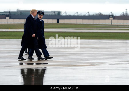 Président des États-Unis Donald J. Trump promenades avec le Colonel Casey D. Eaton, 89e escadre de transport aérien à l'Air Force One après avoir été accueillis par le commandant de l'étapes du Marine Corps sur un Joint Base Andrews, dans le Maryland, 16 avril, 2018. La 89e mondiale de l'air AW offre spéciale de transport aérien de la Mission, de la logistique, port de l'antenne et des communications pour le président, vice-président, les membres du cabinet, les commandants de combat et d'autres hauts responsables militaires et les dirigeants élus comme chargé par la Maison Blanche, chef d'état-major de l'Armée de l'air et de l'Air Mobility Command. (U.S. Air Force Photo/Le s.. Kenny Holston) Banque D'Images